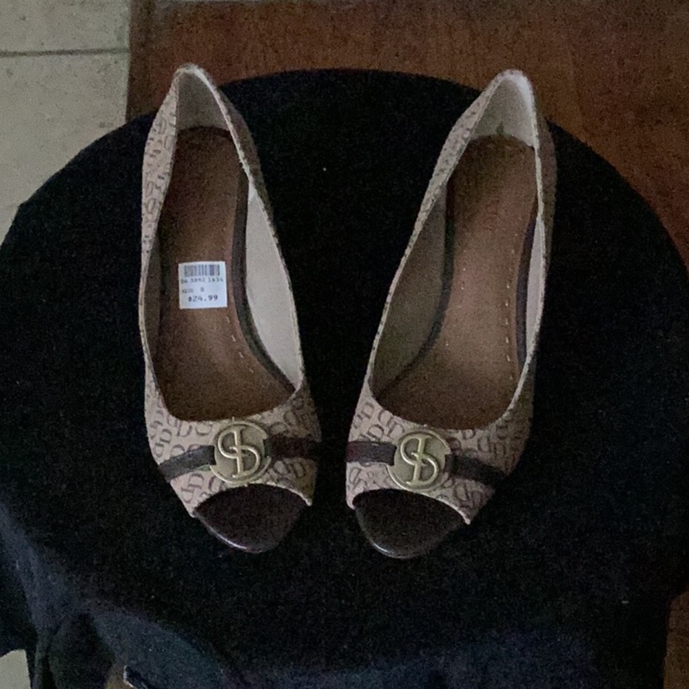 Dexter Tan Peep-Toe Heels with Logo Accent
